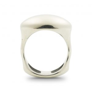 materiales: plata 925. Acabado: pulido espejo. Anchura máxima: 13mm. Peso aproximado: 14g. Colección inspirada en El Jardín de las Delicias (Museo del Prado, Madrid). Objeto diseñado y fabricado artesanalmente por el estudio-taller de malicia.