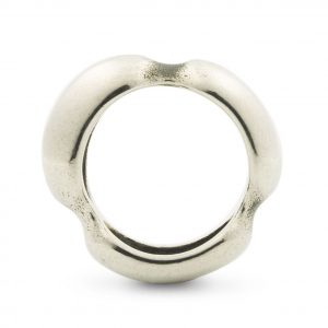 Anillo de plata 925. Anchura máxima 8mm. Peso aproximado 10g. Objeto diseñado y fabricado artesanalmente en Madrid, España, por el estudio-taller de malicia. Este anillo ha sido fabricado por personas que disfrutan su trabajo.