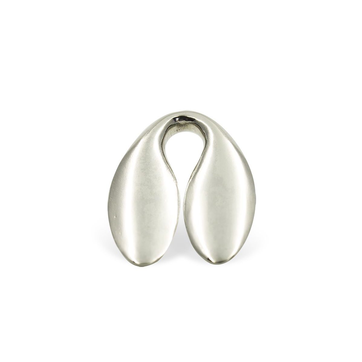 colgante_mujer-hombre-plata-semilla-mediana1-el-jardin-de las-delicias Colgante macizo de plata 925 de 3cm x 2cm, peso aproximado 10g. Cordón de cola de ratón 3mm negro, 50cm; remates y cierre de plata925. Objeto diseñado y fabricado artesanalmente en Madrid, España, por el estudio-taller de malicia. Este colgante ha sido fabricado por personas que disfrutan su trabajo. Colección inspirada en el tríptico sobre madera El Jardín de las Delicias (Jheronymus van Aeken, el Bosco. Museo del Prado, Madrid). El diseño de esta pieza recrea los crecimientos vegetales representados en el cuadro, los vacíos, la tensión y rigidez de las figuras, para desarrollar una estética contemporánea y propia.
