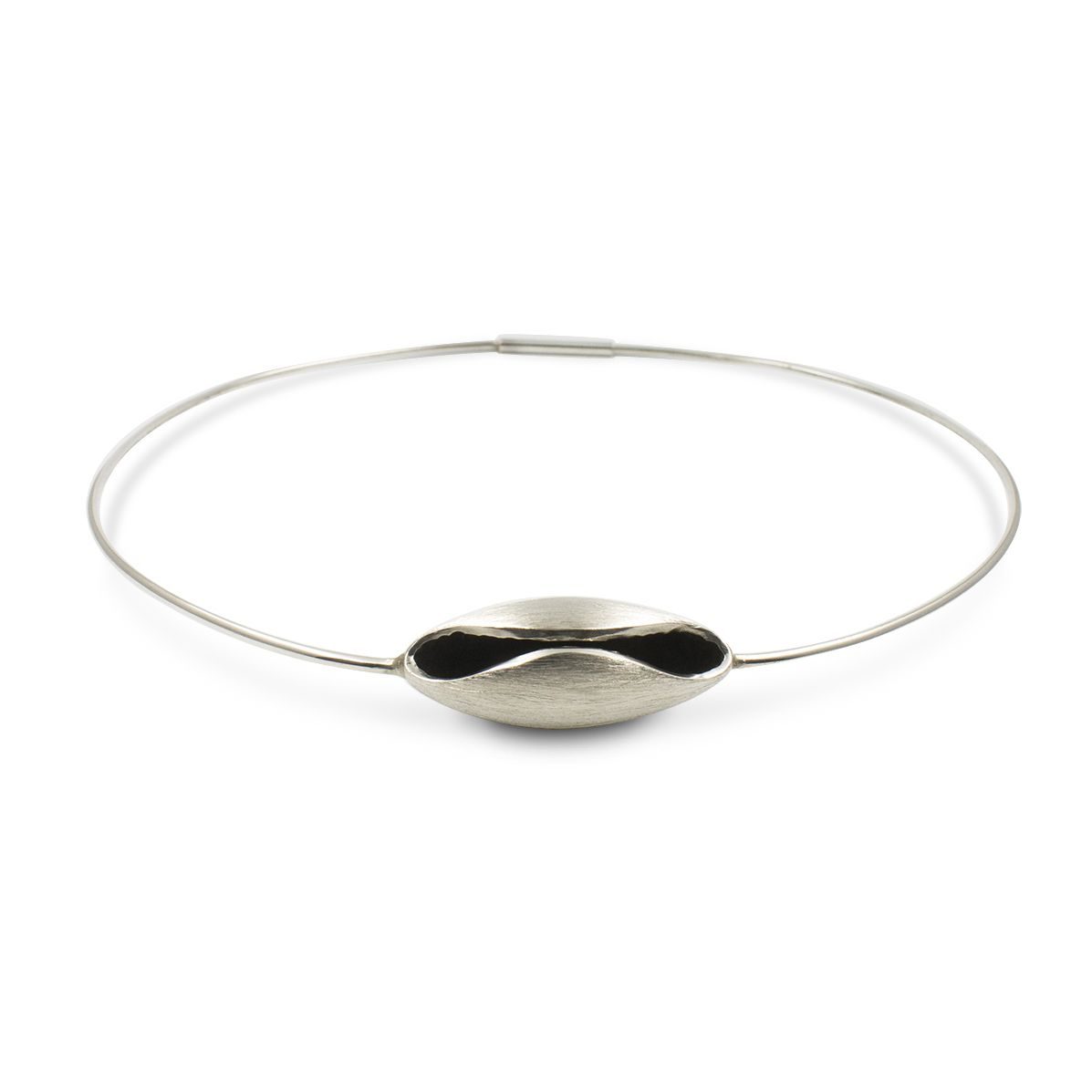 collar-gargantilla-mujer-hombre-unisex-plata-vaina-gruesa1-el-jardin-de-las-delicias DISEÑO: Diseño inspirado en cuadro El Jardín de las Delicias (Museo del Prado, Madrid). Objeto diseñado y fabricado artesanalmente por el estudio-taller de malicia. PRODUCTO: collar-gargantilla rígida de plata 925 (longitudes opcionales 42, 45 o 48cm), con vaina de plata 925 de 4cm acabado mate rallado con interior oscurecido. PROCEDENCIA: Objeto diseñado y fabricado artesanalmente en Madrid, España, por el estudio-taller de malicia. Este collar ha sido fabricado por personas que disfrutan su trabajo.