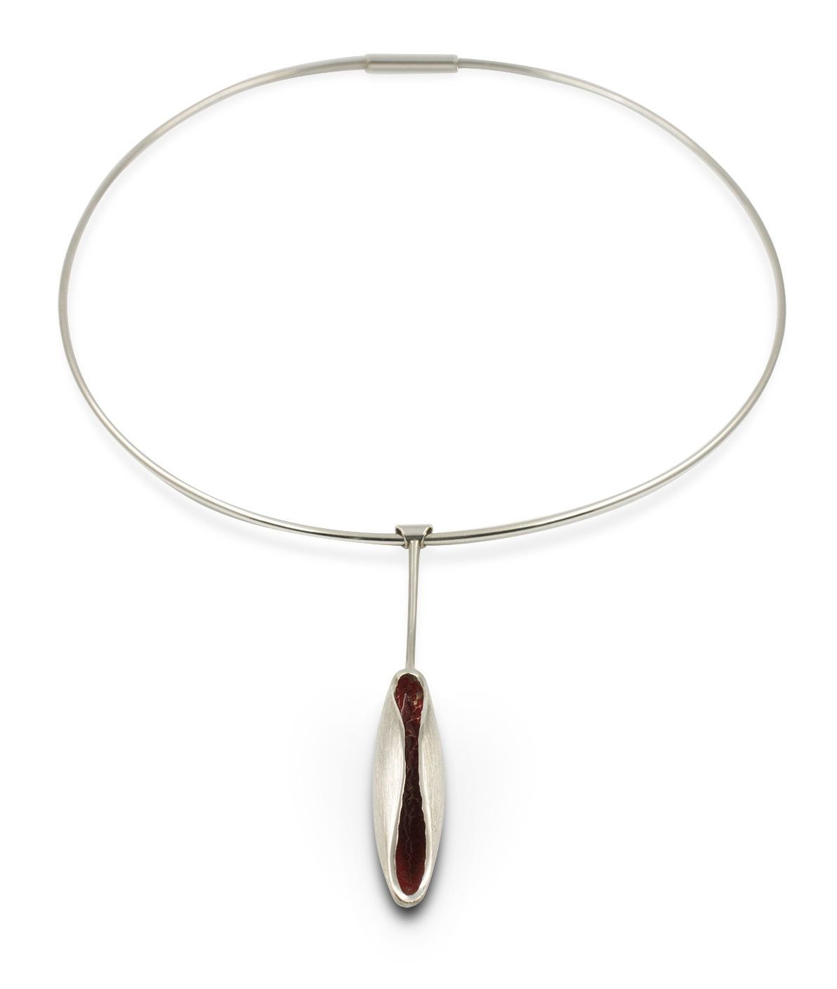collar-gargantilla-mujer-plata-vaina-estrecha1-el-jardin-de-las-delicias Collar de plata 925 compueto de gargantilla rígida (longitud opcional 42, 47 o 52cm), y colgante de 7cm con vaina, acabado mate rallado, con interior lacado en rojo. Cierre de presión. Objeto diseñado y fabricado artesanalmente en Madrid, España, por el estudio-taller de malicia. Este collar ha sido fabricado por personas que disfrutan su trabajo. Colección inspirada en el tríptico sobre madera El Jardín de las Delicias (Museo del Prado, Madrid). El diseño de este collar recrea los crecimientos vegetales representados en el cuadro, los volúmentes huecos, la tensión y rigidez de las figuras, para desarrollar una estética contemporánea y propia.