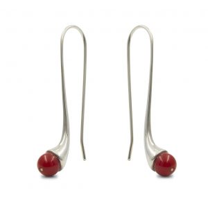 Pendientes de plata 925 pulida, con esferas de 6mm de coral "bambú". Diseño inspirado en cuadro El Jardín de las Delicias (Museo del Prado, Madrid). En la simbología plasmada por el Bosco en esta obra, los frutos rojos representaron la tentación. Objeto diseñado y fabricado artesanalmente en Madrid por el estudio-taller de malicia.