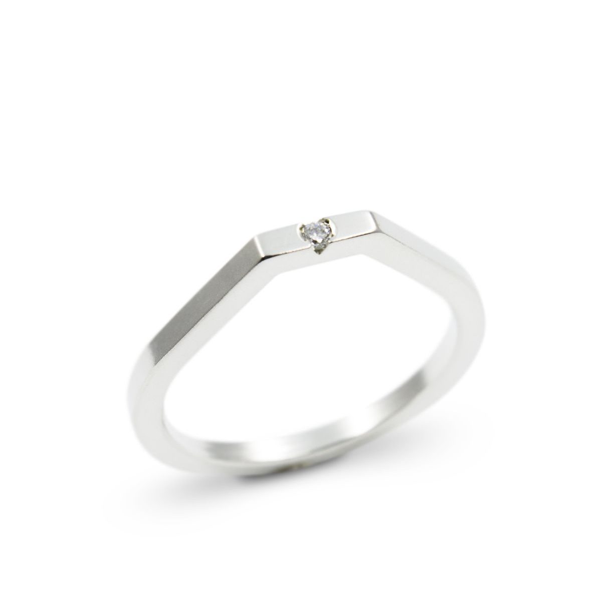 anillo-piramide-plata-circonita-hombre-mujer-alzado-unisex-diseno-artesaniacontemporanea-madridmemata-malicia Solitario de plata 925 mate, sección 2x2mm, con circonita talla brillante de 2mm.
