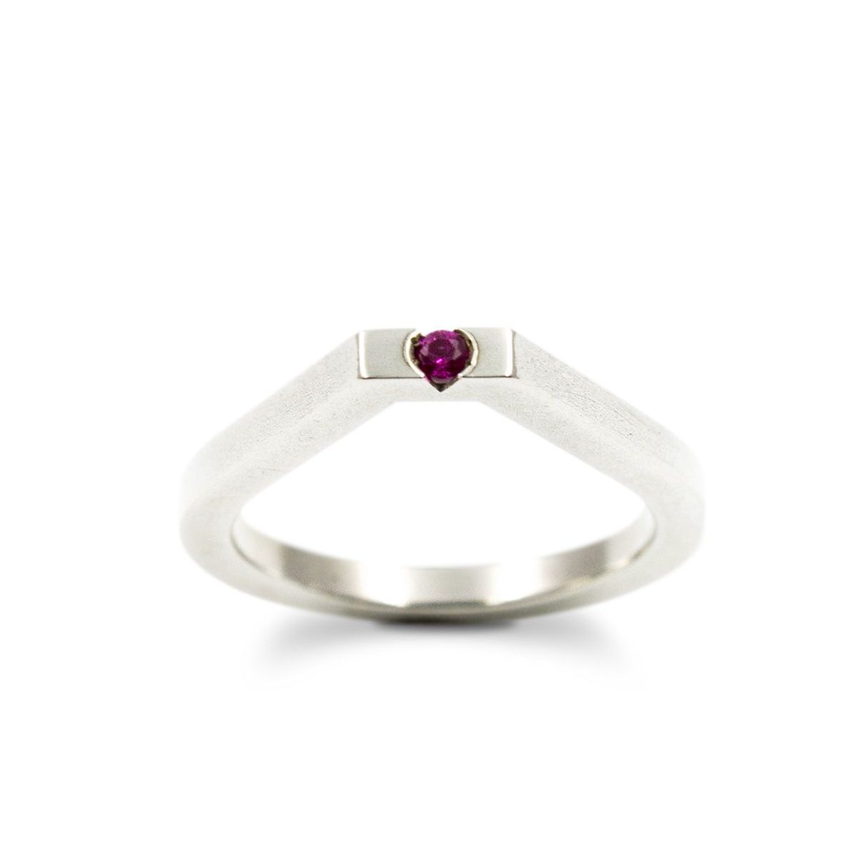 anillo-piramide-plata-rubi-hombre-mujer-unisex-superior-diseno-artesaniacontemporanea-madridmemata-malicia Solitario de plata 925 mate, sección 2x2mm, con rubí talla brillante de 2mm.