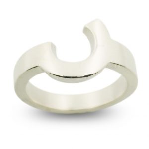 Anilllo de plata 925 maciza, ancho máximo 13mm, mínimo 3mm. Serie numérica de anillos-escultura, tributo a la obra del artista vasco Eduardo Chillida. Objeto diseñado y fabricado artesanalmente en Madrid, España, por el estudio-taller de malicia. Este anillo ha sido fabricado por personas que disfrutan su trabajo.