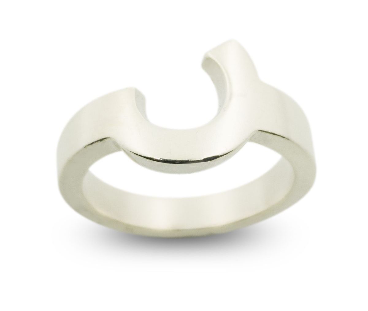 anillo-plata-hombre-mujer-unisex-diseno-artesaniacontemporanea-bat-chillida-malicia1 Anilllo de plata 925 maciza, ancho máximo 13mm, mínimo 3mm. Serie numérica de anillos-escultura, tributo a la obra del artista vasco Eduardo Chillida. Objeto diseñado y fabricado artesanalmente en Madrid, España, por el estudio-taller de malicia. Este anillo ha sido fabricado por personas que disfrutan su trabajo.