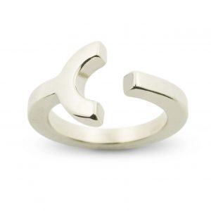 Anilllo de plata 925 maciza, ancho máximo 14mm, mínimo 3mm. Serie numérica de anillos-escultura, tributo a la obra del artista vasco Eduardo Chillida. Objeto diseñado y fabricado artesanalmente en Madrid, España, por el estudio-taller de malicia. Este anillo ha sido fabricado por personas que disfrutan su trabajo.