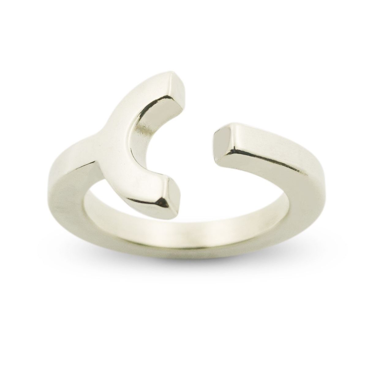 anillo-plata-hombre-mujer-unisex-diseno-artesaniacontemporanea-hiru-chillida-malicia1 Anilllo de plata 925 maciza, ancho máximo 14mm, mínimo 3mm. Serie numérica de anillos-escultura, tributo a la obra del artista vasco Eduardo Chillida. Objeto diseñado y fabricado artesanalmente en Madrid, España, por el estudio-taller de malicia. Este anillo ha sido fabricado por personas que disfrutan su trabajo.