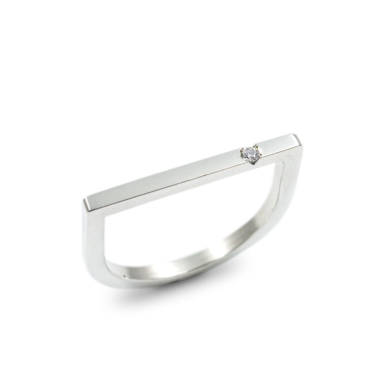 anillo-viga-plata-circonita-hombre-mujer-unisex-escorzo-diseno-artesaniacontemporanea-madridmemata-malicia Solitario de plata 925 mate, sección 2x2mm, con circonita talla brillante de 2mm.