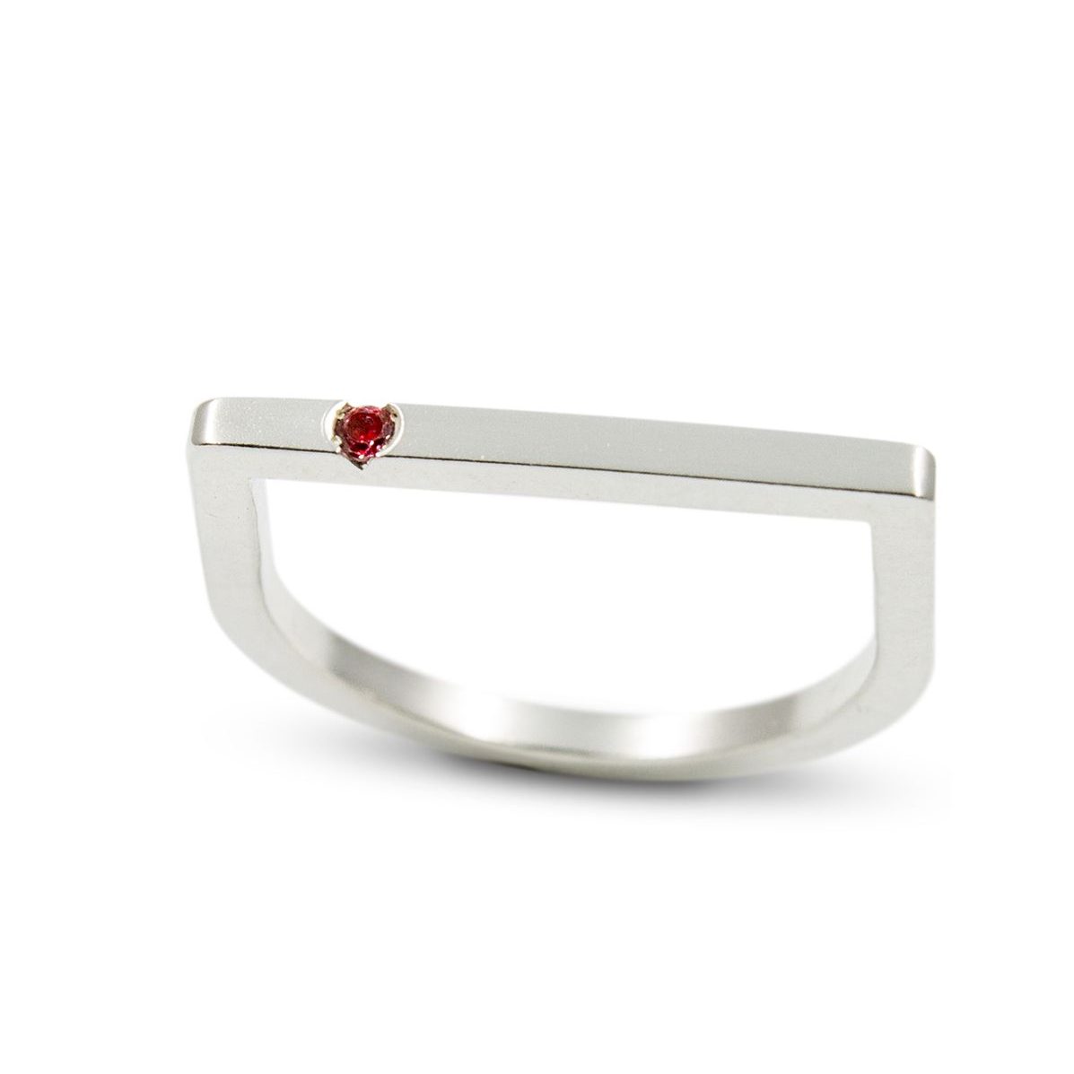 anillo-viga-plata-rubi-hombre-mujer-unisex-superior-diseno-artesaniacontemporanea-madridmemata-malicia Solitario de plata 925 mate, sección 2x2mm, con rubí talla brillante de 2mm.