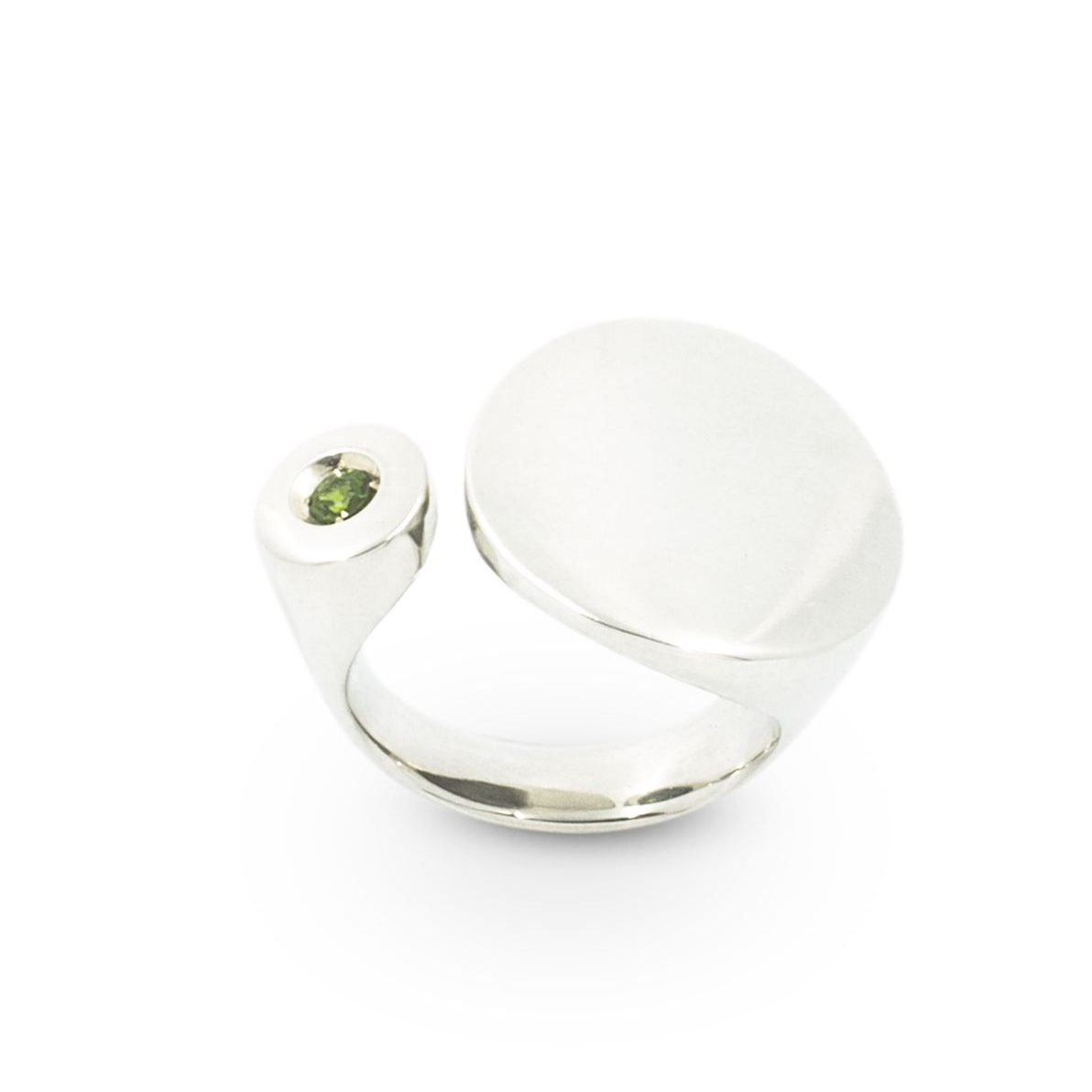 anillo-asimetrico-plata-diopsido-diseno-artesaniacontemporanea-tanguy-malicia-1 Anillo abierto de plata 925 pulido espejo con tsavorita (granate verde) talla brillante de 3mm. Ancho máximo 17mm. Objeto diseñado y fabricado artesanalmente en Madrid, España, por el estudio-taller de malicia. Este anillo ha sido fabricado por personas que disfrutan su trabajo.