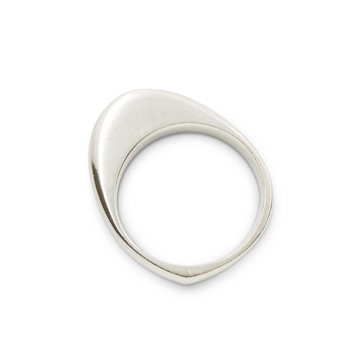 anillo-plata-minimalismo-diseno-artesaniacontemporanea-petra-malicia-1 Anillo macizo de plata 925. Ancho 3´5mm, se alza sobre el dedo 7mm. Objeto diseñado y fabricado artesanalmente en Madrid, España, por el estudio-taller de malicia. Este anillo ha sido fabricado por personas que disfrutan su trabajo.