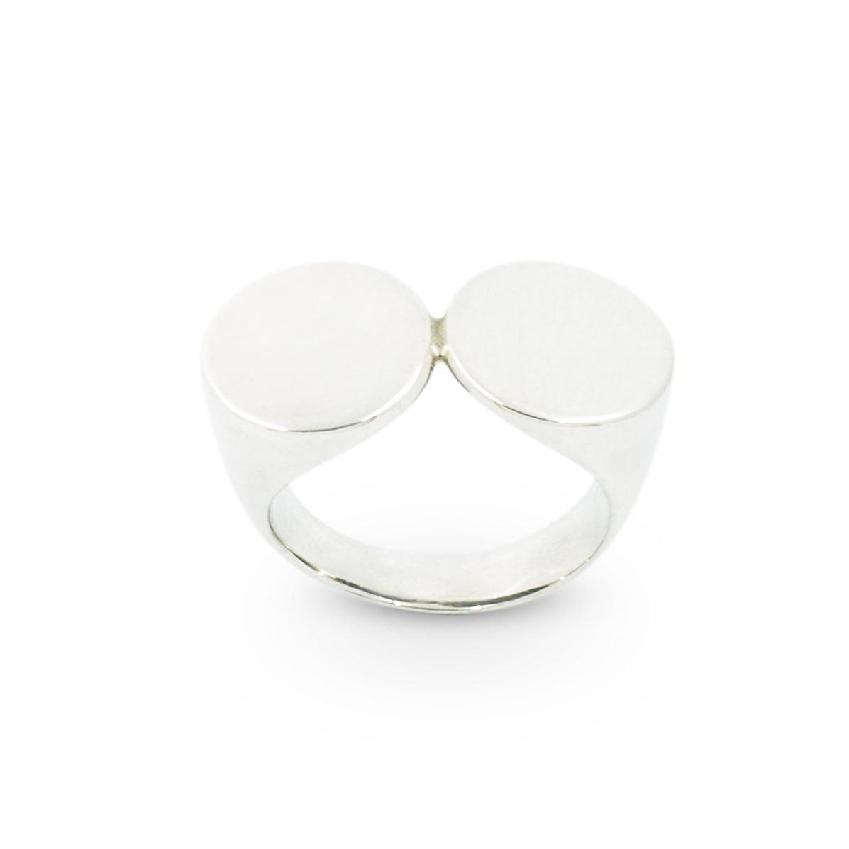 anillo-simetrico-plata-diseno-artesaniacontemporanea-tanguy-malicia-1 Anillo de plata 925. Ancho máximo 12mm. Objeto diseñado y fabricado artesanalmente en Madrid, España, por el estudio-taller de malicia. Este anillo ha sido fabricado por personas que disfrutan su trabajo.