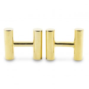 Gemelos rígidos de bronce macizo con baño de oro 24kt, acabado pulido. Medidas aprox. 18x15x5mm. Gemelos fáciles de abrochar y desabrochar, simétricos, hechos para durar. Objeto diseñado y fabricado artesanalmente en Madrid, España, por el estudio-taller de malicia. Estos gemelos han sido fabricados por personas que disfrutan su trabajo.