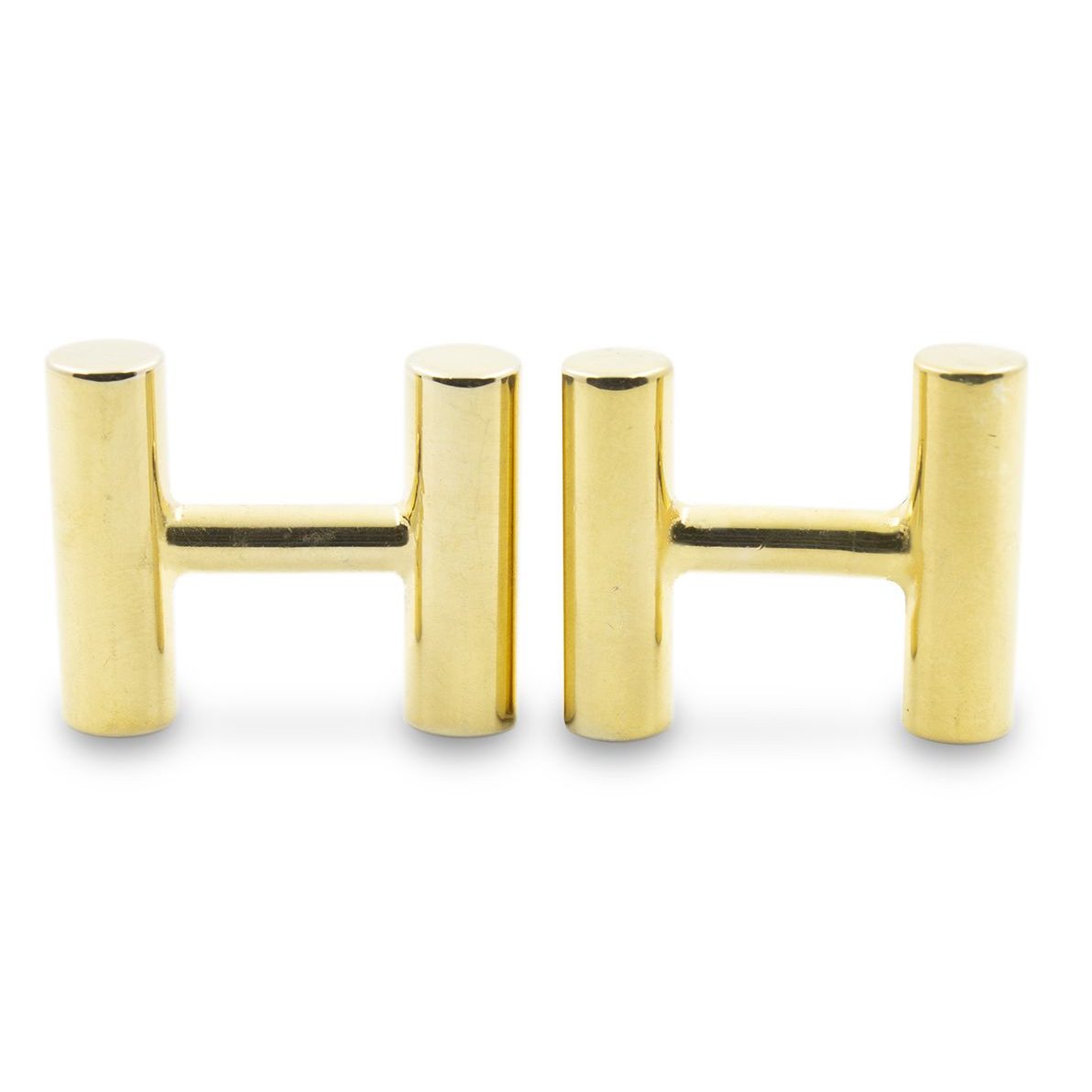 gemelos-dorados-minimalistas-hombre-mujer-unisex-artesaniacontemporanea-madridmemata-malicia Gemelos rígidos de bronce macizo con baño de oro 24kt, acabado pulido. Medidas aprox. 18x15x5mm. Gemelos fáciles de abrochar y desabrochar, simétricos, hechos para durar. Objeto diseñado y fabricado artesanalmente en Madrid, España, por el estudio-taller de malicia. Estos gemelos han sido fabricados por personas que disfrutan su trabajo.