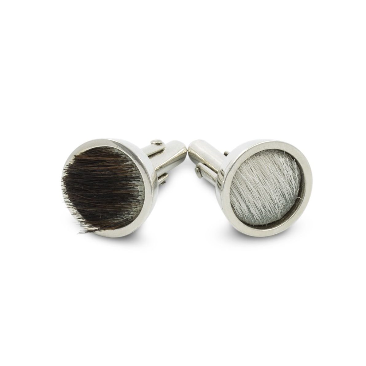 gemelos-plata-piel-diseno-artesaniacontemporanea-pieldelobo-malicia-1 Gemelos de plata 925 y piel de vacuno blanca y negra. Cómodo sistema de cilindro basculante. Objeto diseñado y fabricado artesanalmente en Madrid, España, por el estudio-taller de malicia. Estos gemelos han sido fabricados por personas que disfrutan su trabajo.