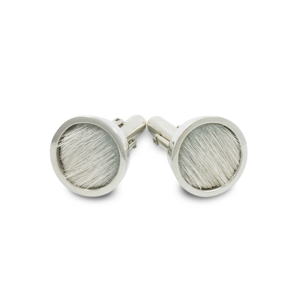 gemelos-plata-piel-diseno-artesaniacontemporanea-pieldelobo-malicia-5 Gemelos de plata 925 y piel de vacuno blanca. Cómodo sistema de cilindro basculante. Objeto diseñado y fabricado artesanalmente en Madrid, España, por el estudio-taller de malicia. Estos gemelos han sido fabricados por personas que disfrutan su trabajo.