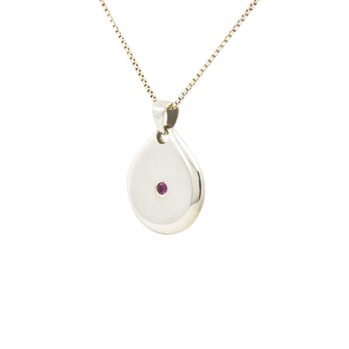 medalla-colgante-plata-rubi-diseno-artesaniacontemporanea-petra-malicia-1 Medalla maciza de plata 925 pulida con rubí talla brillante 2mm. Cadena de plata 925 tipo "veneciana" 1mm, longitud opcional de 40cm, 45cm o 50cm. Objeto diseñado y fabricado artesanalmente en Madrid, España, por el estudio-taller de malicia. Esta medalla ha sido fabricada por personas que disfrutan su trabajo.