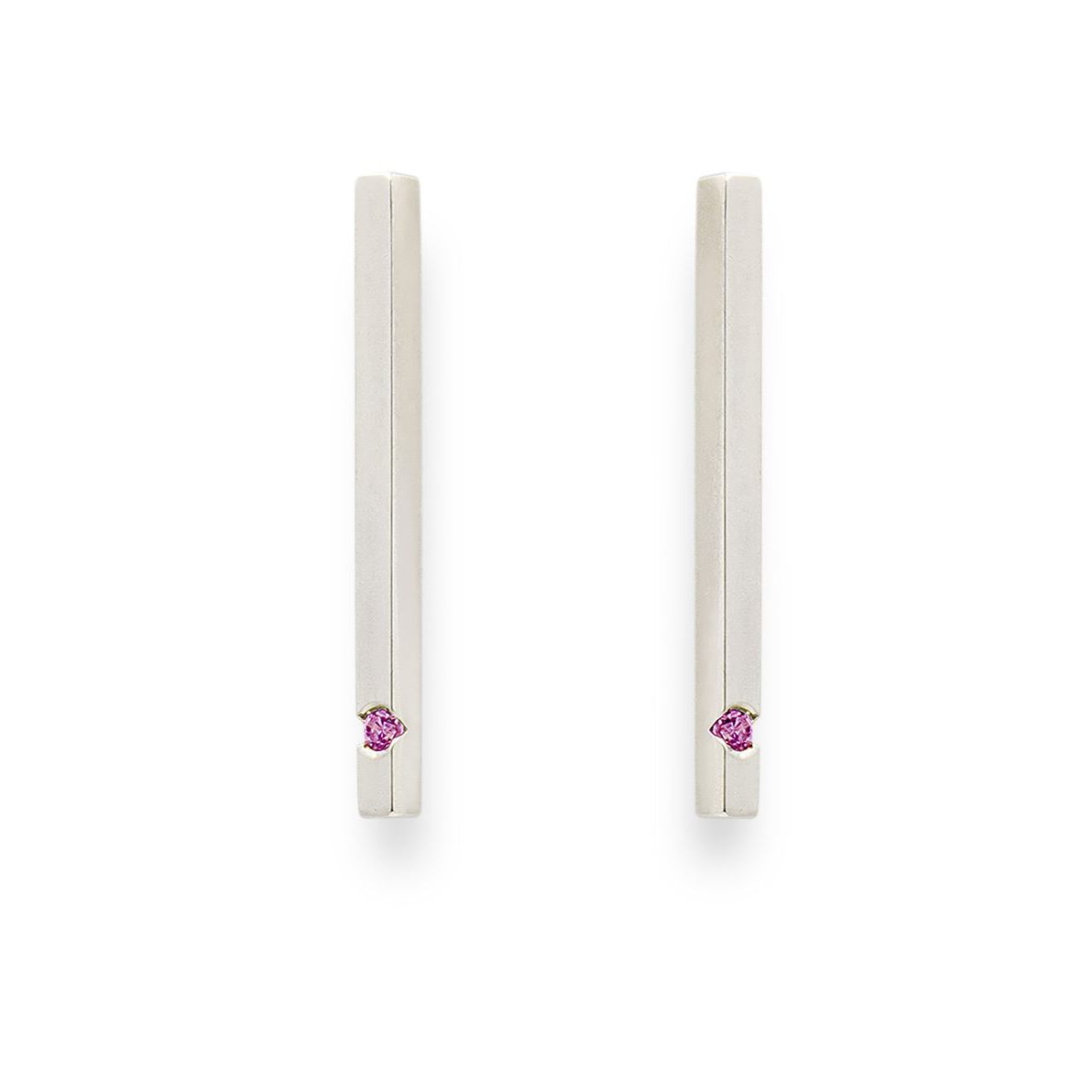 pendientes-plata-circonita-rubi-minimalistas-mujer-unisex-diseno-artesaniacontemporanea-madridmemata-malicia6 Pendientes de plata 925 mate con rubíes talla brillante de 2mm. Sección 2x2mm, longitud 25mm. Cierres de presión tipo "mariposa" de 6mm. Objeto diseñado y fabricado artesanalmente en Madrid, España, por el estudio-taller de malicia. Este anillo ha sido fabricado por personas que disfrutan su trabajo.