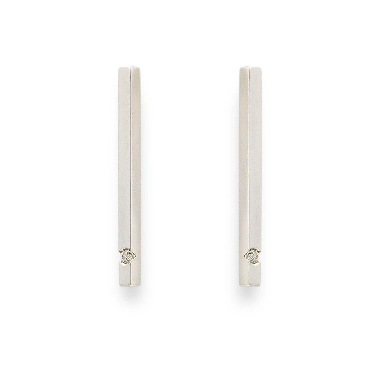 pendientes-plata-circonita-viga-minimalistas-mujer-unisex-diseno-artesaniacontemporanea-madridmemata-malicia6 Pendientes de plata 925 mate con rubíes talla brillante de 2mm. Sección 2x2mm, longitud 25mm. Cierres de presión tipo "mariposa" de 6mm. Objeto diseñado y fabricado artesanalmente en Madrid, España, por el estudio-taller de malicia. Este anillo ha sido fabricado por personas que disfrutan su trabajo.