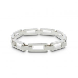 Pulsera de eslabones macizos de plata 925 mate. Cierre oculto de diseño propio. Ancho 8mm. Longitud opcional 16cm, 18cm o 20cm,