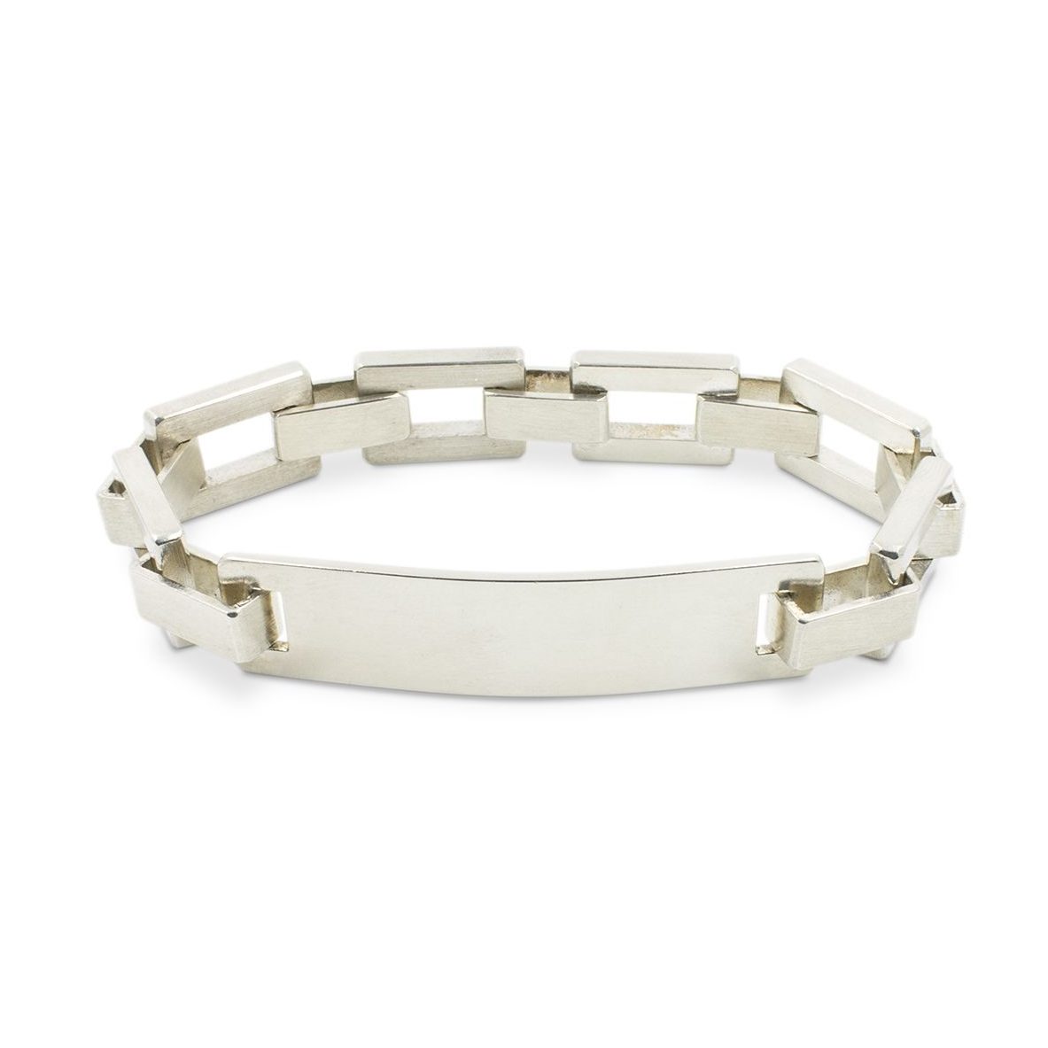pulsera-esclava-cadena-plata-hombre-mujer-unisex-joya-diseno-artesaniacontemporanea-madridmemata-malicia-3 Esclava de plata 925 mate, de eslabones macizos con placa para inscripción. Ancho 13mm. Cierre oculto de diseño propio. Longitud opcional 18,5, 20, 21,5 o 23 cm para cualquier otra medida sólo tienes que ponerte en contacto con nosotros. Espacio útil de grabado, 40 x 13mm.