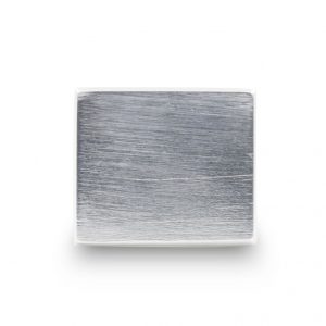 Anillo-sello de plata 925 mate rayado lineal, con interior pulido. Anillo pesado, entre 20 y 36 g en función de la talla. Este diseño permite su personalización como sello
