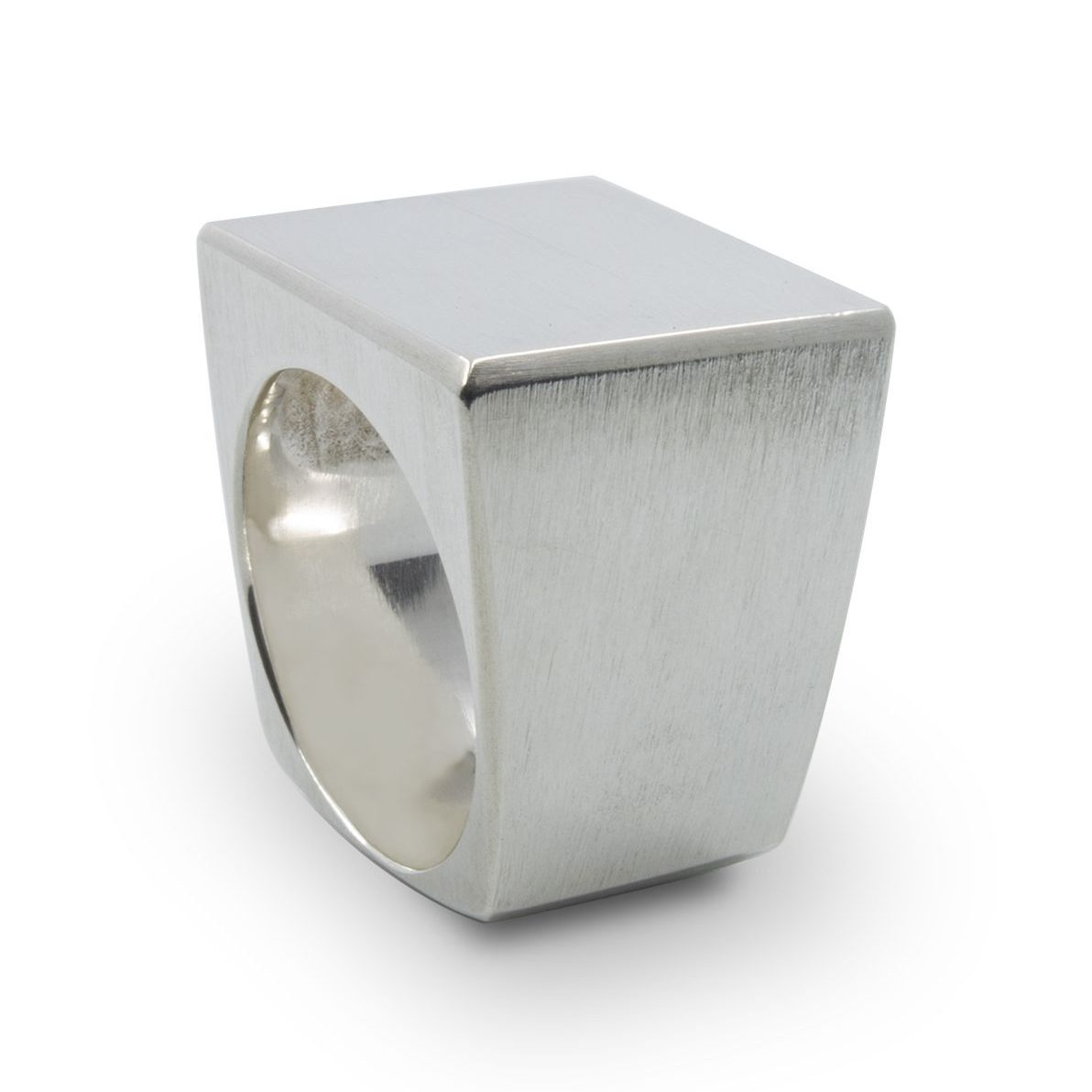 anillo-cubo-plata-minimalista-hombre-mujer-unisex-8-12-madridmemata-malicia-2 Anillo-sello de plata 925 mate rayado lineal, con interior pulido. Anillo pesado, entre 20 y 36 g en función de la talla. Este diseño permite su personalización como sello