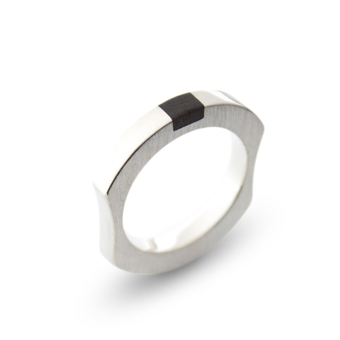 anillo-plata-ebano-teclado-hombre-mujer-unisex-diseno-artesaniacontemporanea-casablanca-malicia-2 Anillo macizo de plata 925 mate con incrustación de madera de ébano. Anchura 4mm. Interior pulido. Los rebajes laterales lo convierten en un anillo particularmente cómodo, y mantienen la incrustación de ébano en el revés de la mano.