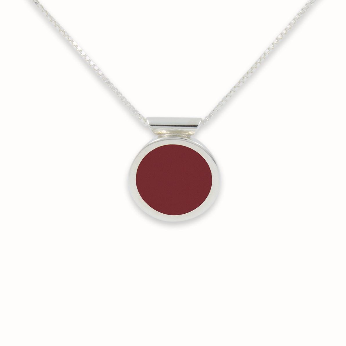colgante-cadena-plata-resina-artesaniacontemporanea-ypunto-malicia-1 Colgante de plata 925 mate con resina roja. Diámetro 15mm, altura 4mm. Cadena de plata tipo "veneciana", longitud opcional 40cm, 45cm, 50cm. Cierre de "reasa" sencillo. Objeto diseñado y fabricado artesanalmente en Madrid, España, por el estudio-taller de malicia. Este colgante ha sido fabricado por personas que disfrutan su trabajo
