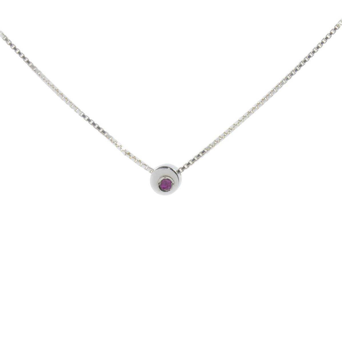 colgante-gargantilla-boton-plata-rubi-minimalista-diseno-artesaniacontemporanea-madridmematamalicia Gargantilla con colgante de plata 925 de 5mm de diámetro, y rubí talla brillante de 2mm. Cadena de plata 925, longitud opcional 40, 45 o 50cm. Cierre de "reasa" pequeña. Objeto diseñado y fabricado artesanalmente en Madrid, España, por el estudio-taller de malicia. Este anillo ha sido fabricado por personas que disfrutan su trabajo.