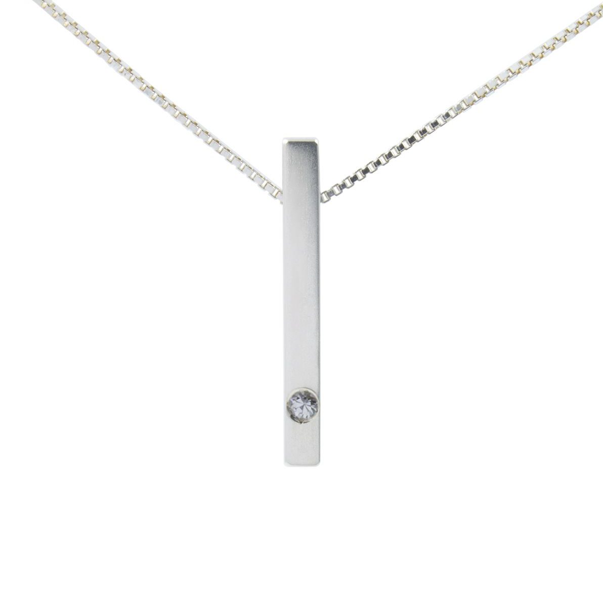 colgante-viga-plata-circonita-minimalista-diseno-artesaniacontemporanea-madridmematamalicia Colgante de plata 925 mate de 25mm de longitud, con circonita talla brillante de 2mm. Cadena de plata 925, longitud opcional 40, 45 o 50cm. Cierre de "reasa" pequeña. Objeto diseñado y fabricado artesanalmente en Madrid, España, por el estudio-taller de malicia. Este colgante ha sido fabricado por personas que disfrutan su trabajo.