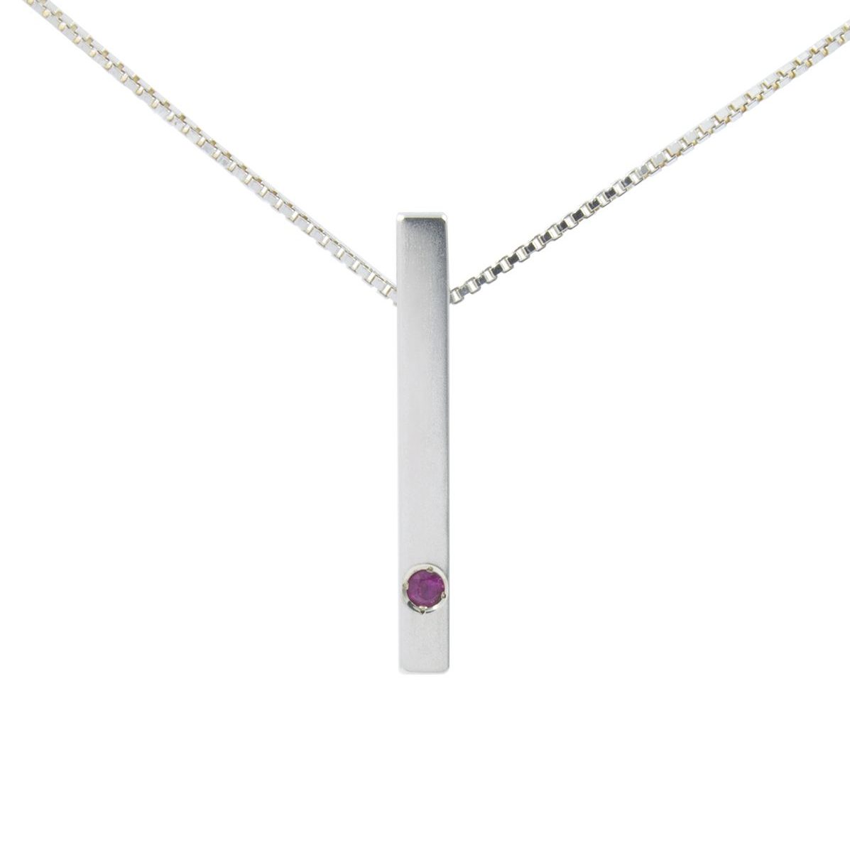 colgante-viga-plata-rubi-minimalista-diseno-artesaniacontemporanea-madridmematamalicia Colgante de plata 925 mate de 25mm de longitud, con rubí talla brillante de 2mm. Cadena de plata 925, longitud opcional 40, 45 o 50cm. Cierre de "reasa" pequeña. Objeto diseñado y fabricado artesanalmente en Madrid, España, por el estudio-taller de malicia. Este anillo ha sido fabricado por personas que disfrutan su trabajo.