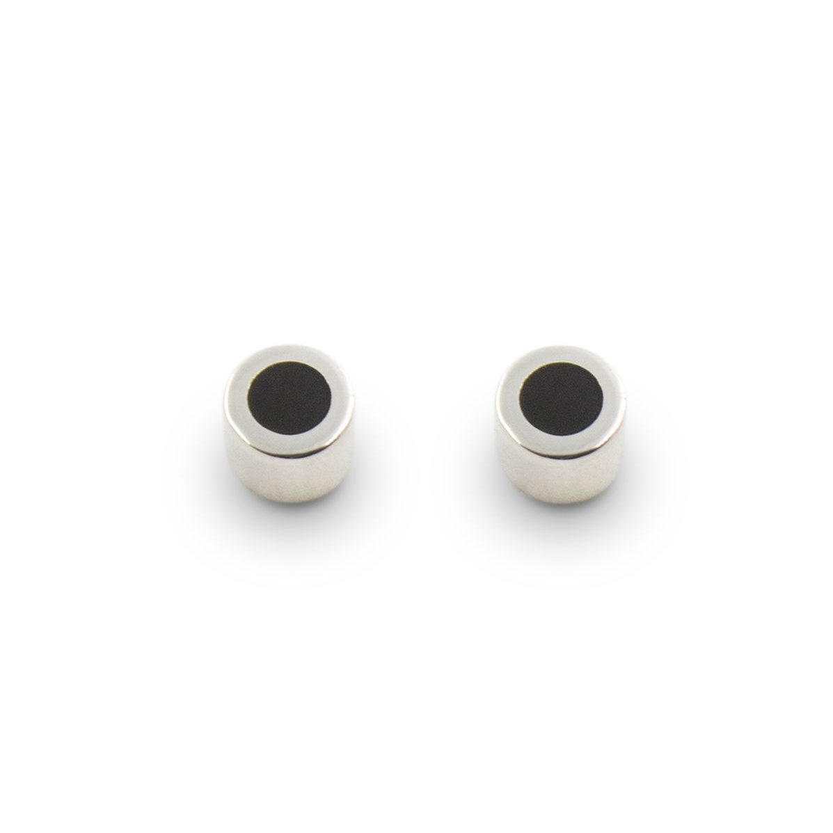 pendientes-boton-plata-negro-cilindro-minimalistas-hombre-mujer-unisex-diseno-artesaniacontemporanea-madridmemata-malicia Pendientes de plata 925 mate con resina negra. Diámetro 5mm, altura 3,5mm. Cierres de presión tipo "mariposa" de 6mm. Objeto diseñado y fabricado artesanalmente en Madrid, España, por el estudio-taller de malicia. Estos pendientes han sido fabricados por personas que disfrutan su trabajo.