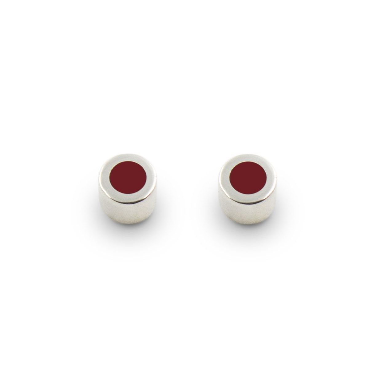 pendientes-boton-plata-rojo-cilindro-minimalistas-hombre-mujer-unisex-diseno-artesaniacontemporanea-madridmemata-malicia Pendientes de plata 925 mate con resina roja. Diámetro 5mm, altura 3,5mm. Cierres de presión tipo "mariposa" de 6mm. Objeto diseñado y fabricado artesanalmente en Madrid, España, por el estudio-taller de malicia. Estos pendientes han sido fabricados por personas que disfrutan su trabajo.