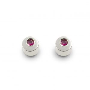 Pendientes de plata 925 mate con rubíes talla brillante de 2mm. Diámetro 5mm, altura 3,5mm. Cierres de presión tipo "mariposa" de 6mm. Objeto diseñado y fabricado artesanalmente en Madrid, España, por el estudio-taller de malicia. Este anillo ha sido fabricado por personas que disfrutan su trabajo.