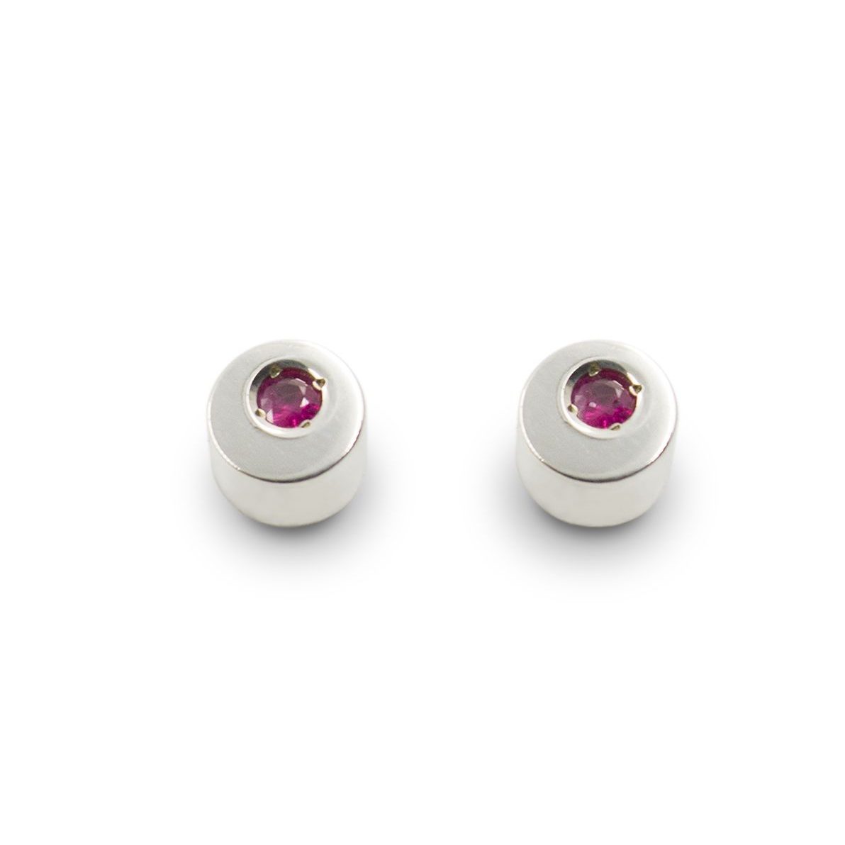 pendientes-boton-plata-rubi-brillantes-cilindros-minimalistas-hombre-mujer-unisex-diseno-artesaniacontemporanea-madridmemata-malicia Pendientes de plata 925 mate con rubíes talla brillante de 2mm. Diámetro 5mm, altura 3,5mm. Cierres de presión tipo "mariposa" de 6mm. Objeto diseñado y fabricado artesanalmente en Madrid, España, por el estudio-taller de malicia. Este anillo ha sido fabricado por personas que disfrutan su trabajo.