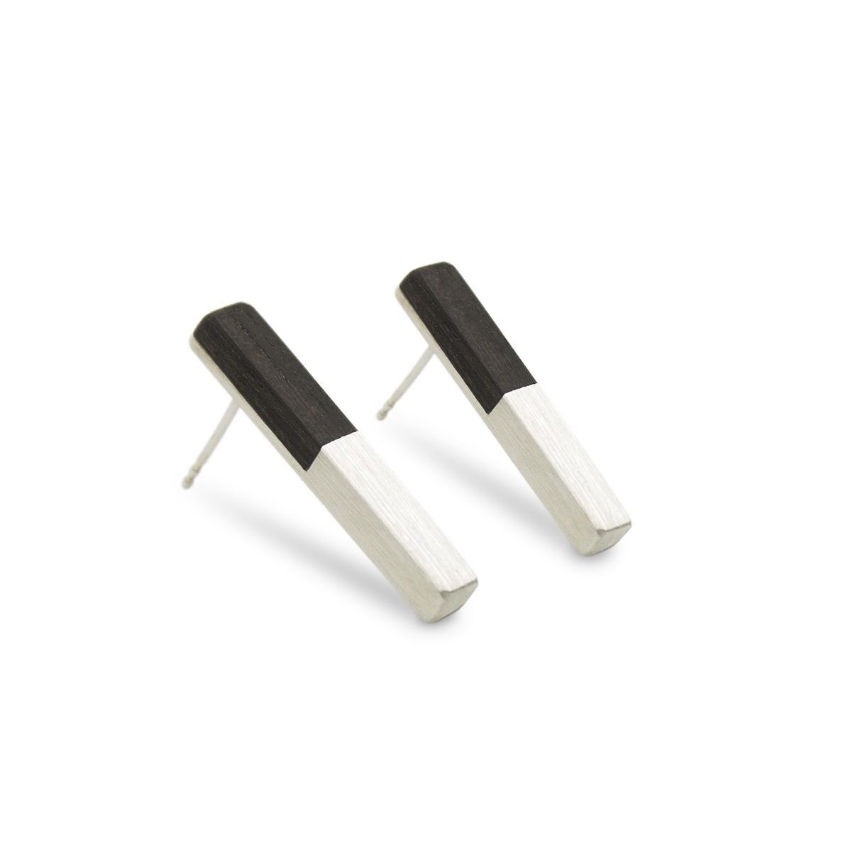 pendientes-cortos-plata-ebano-teclado-diseno-artesaniacontemporanea-casablanca-malicia-1 Pendientes de plata 925 mate con incrustación de madera de ébano. Longitud aprox. 25mm.