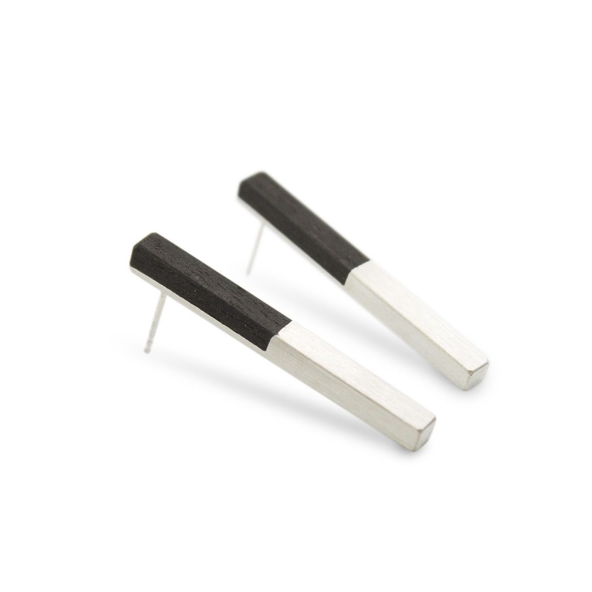 pendientes-largos-plata-ebano-teclado-diseno-artesaniacontemporanea-casablanca-malicia-1 Pendientes de plata 925 mate con incrustación de madera de ébano. Longitud aprox. 45mm.