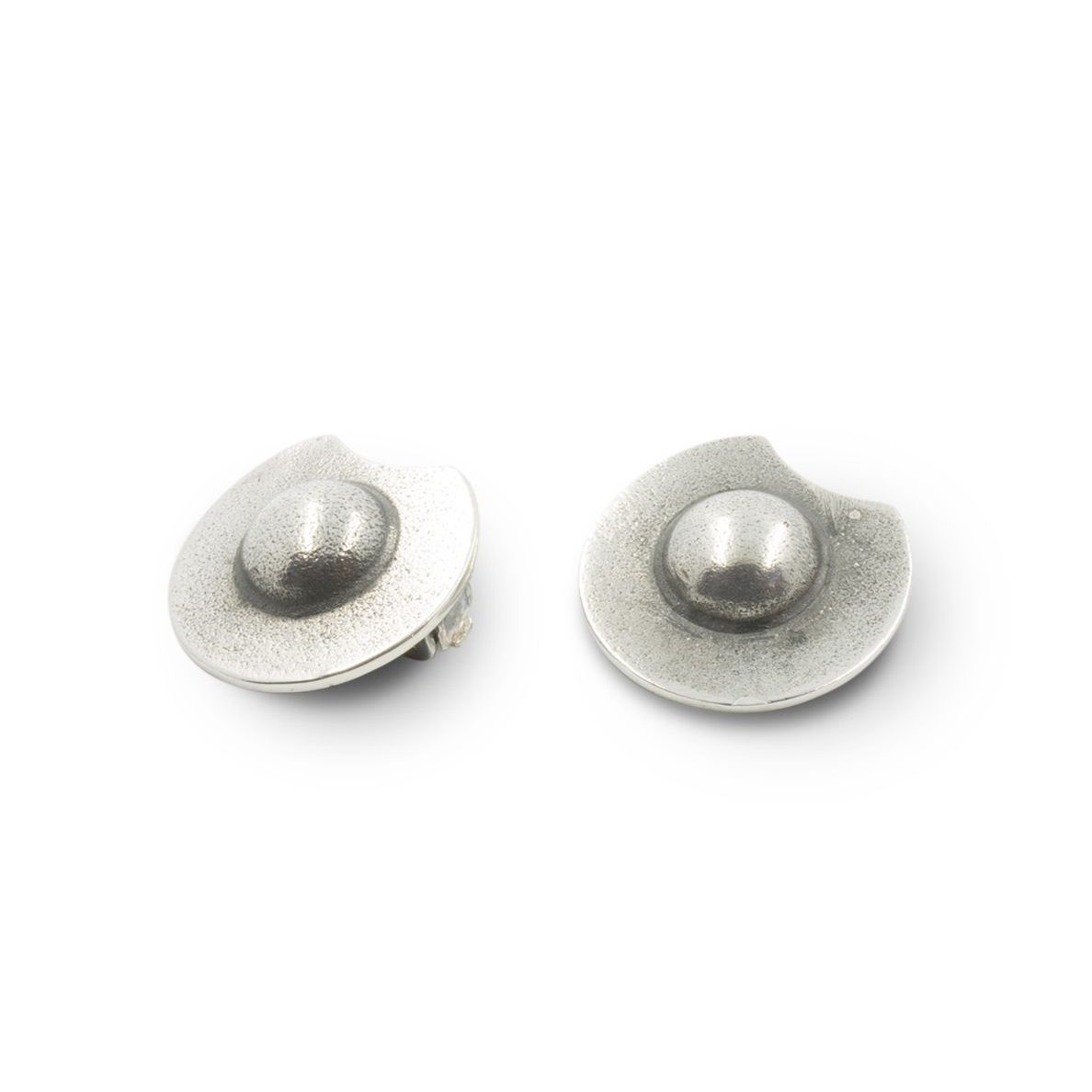 pendientes-plata-clip-bacia-diseno-artesaniacontemporanea-donquijote-malicia-1 Pendientes de plata 925 envejecida, diámetro 19mm. Sistema de "clip", sin pasador. Objeto diseñado y fabricado artesanalmente en Madrid, España, por el estudio-taller de malicia. Estos pendientes han sido fabricados por personas que disfrutan su trabajo.