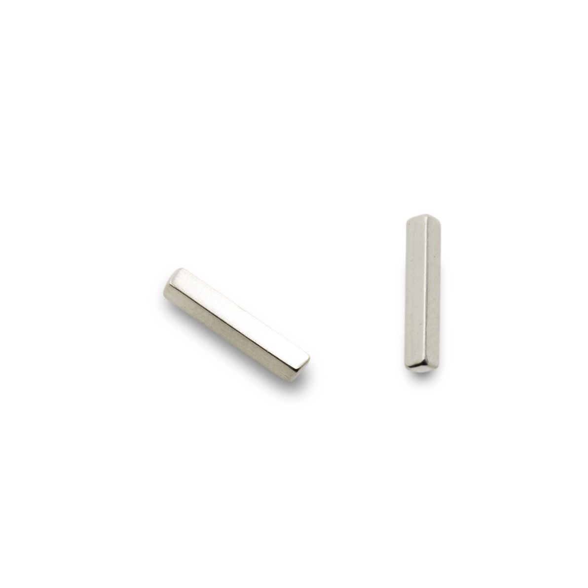pendientes-plata-viga-corta-minimalistas-hombre-mujer-unisex-diseno-artesaniacontemporanea-madridmemata-malicia1 endientes de plata 925 mate. Sección 2x2mm, longitud 12mm.. Cierres de presión tipo "mariposa" de 6mm. Objeto diseñado y fabricado artesanalmente en Madrid, España, por el estudio-taller de malicia. Estos pendientes han sido fabricados por personas que disfrutan su trabajo.