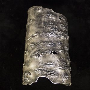 Brazalete Abedul 2, plata 925 envejecida. Pieza única diseñada y fabricada artesanalmente por el estudio-talle de malicia.  Objeto fabricado por personas que disfrutan su trabajo.