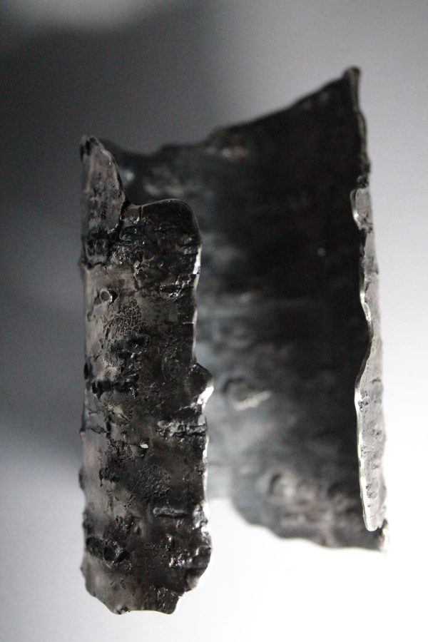 Brazalete Abedul 2, plata 925 envejecida. Pieza única diseñada y fabricada artesanalmente por el estudio-talle de malicia. Objeto fabricado por personas que disfrutan su trabajo.