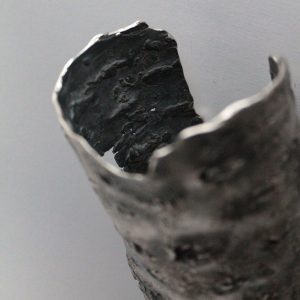Brazalete Abedul 2, plata 925 envejecida. Pieza única diseñada y fabricada artesanalmente por el estudio-talle de malicia. Objeto fabricado por personas que disfrutan su trabajo.