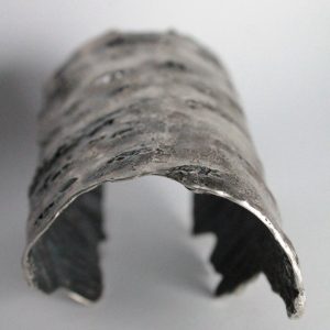 Brazalete Abedul 2, plata 925 envejecida. Pieza única diseñada y fabricada artesanalmente por el estudio-talle de malicia. Objeto fabricado por personas que disfrutan su trabajo.