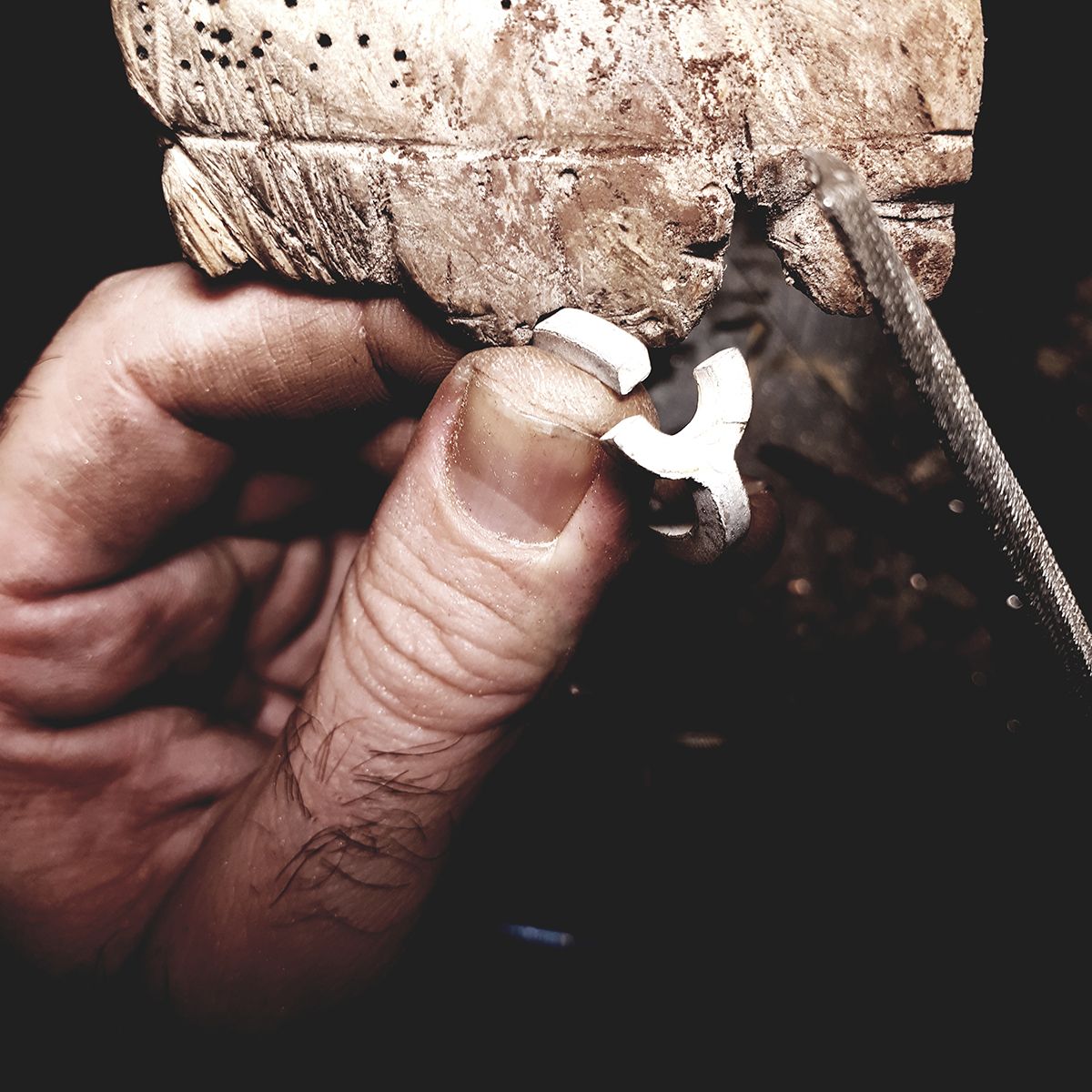 anillo-plata-hombre-mujer-diseno-artesaniacontemporanea-chillida-estudio-taller-malicia