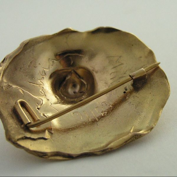Broche de bronce con baño de oro de 18kt. Reproducción directa del modelo natural, pieza única. La modelo posó para M A L I C I A un mes de agosto. Medida máxima 4cm. Objeto diseñado y fabricado artesanalmente en Madrid porr personas que disfrutan su trabajo.