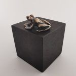 Reproducción de una "ranita de San Antonio" de plata sobre hexaedro de ébano de 3x3x3cm. Objeto de sobremesa diseñado y fabricado artesanalmente en el estudio-taller de M A L I C I A en Madrid por personas que disfrutan su trabajo.