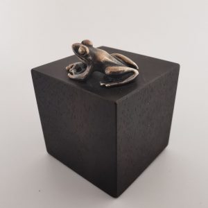 Reproducción de una "ranita de San Antonio" de plata sobre hexaedro de ébano de 3x3x3cm. Objeto de sobremesa diseñado y fabricado artesanalmente en el estudio-taller de M A L I C I A en Madrid por personas que disfrutan su trabajo.