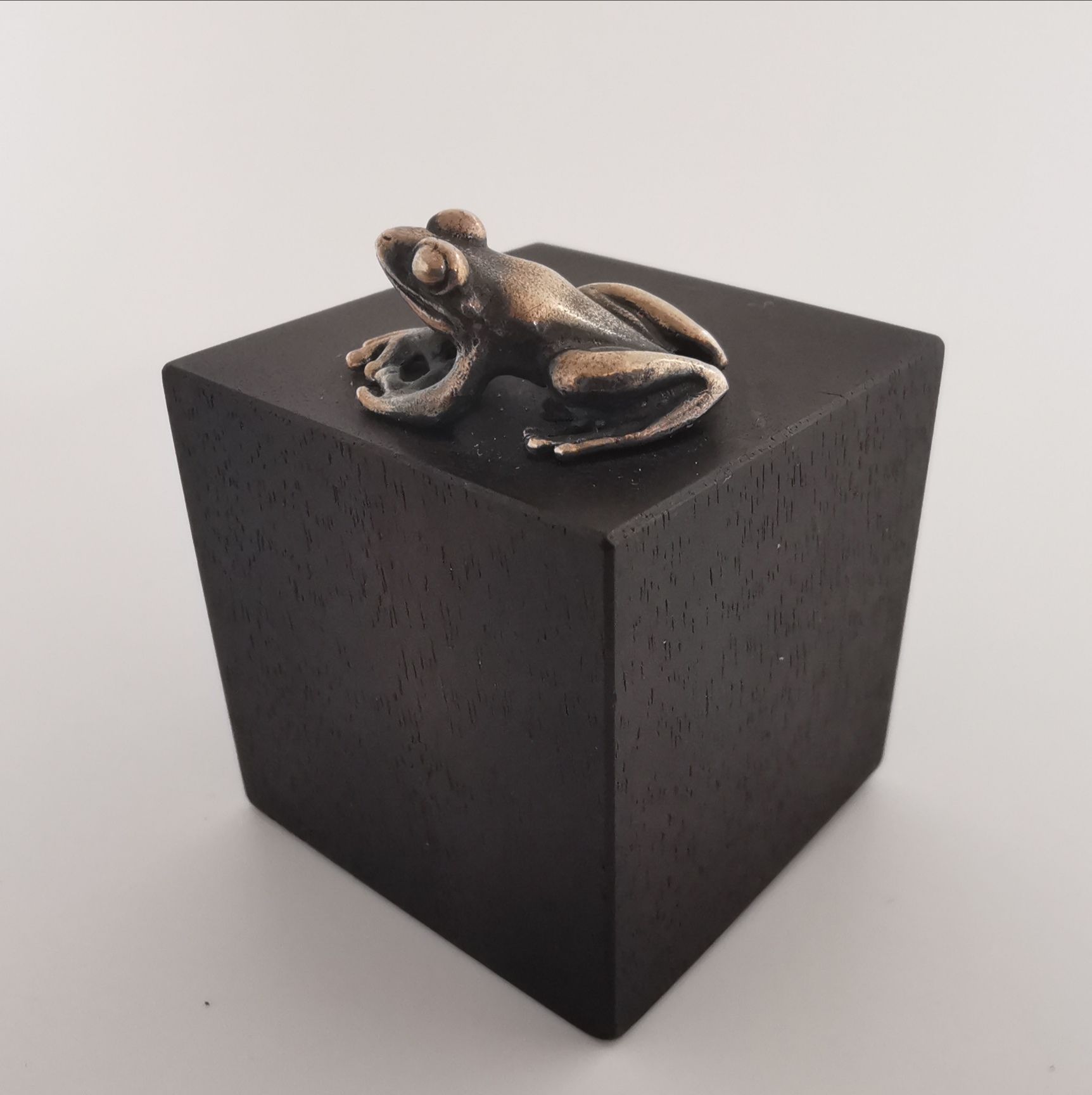 Reproducción de una "ranita de San Antonio" de plata sobre hexaedro de ébano de 3x3x3cm. Objeto de sobremesa diseñado y fabricado artesanalmente en el estudio-taller de M A L I C I A en Madrid por personas que disfrutan su trabajo.